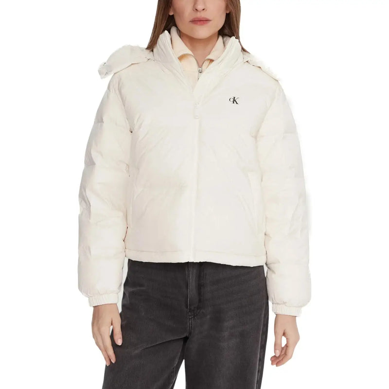 cremefarben Calvin Klein Jeans Weiße Damen-Nylon-Steppjacke mit Kapuze, gestepptem Design und Logo auf der linken Brustseite