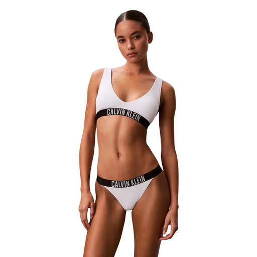 Calvin Klein Jeans Weißes, geripptes Nylon-Bikini-Set für Damen mit schwarzem Logo-Bund für brasilianische Strandmode
