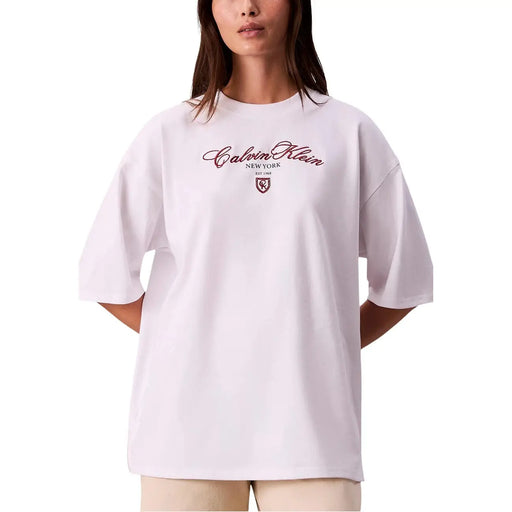 Calvin Klein Jeans Weißes, übergroßes Damen-T-Shirt aus Baumwolle mit bordeauxrotem Schriftzug und Wappen auf der Vorderseite