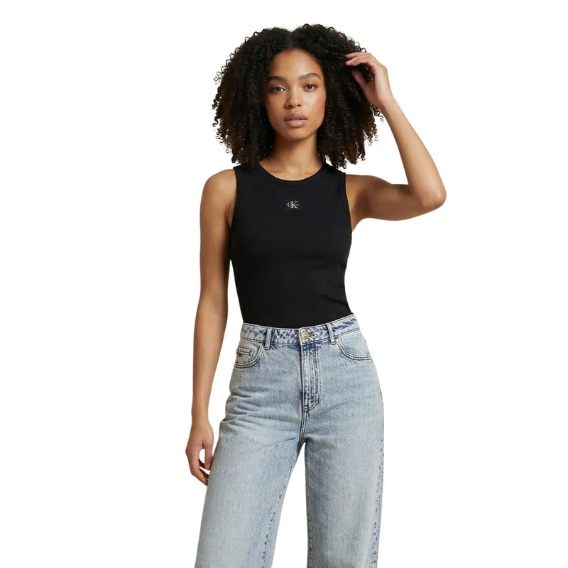Calvin Klein Jeans Damen weiß ärmellos Rundhals top abgebildet mit einem schwarzen Calvin Klein Tanktop top mit gesticktem Logo