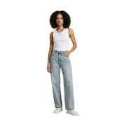 Calvin Klein Jeans aus hellem Denim mit geradem Bein und Fünf-Taschen-Design, kombiniert mit einem weißen ärmellosen Oberteil top