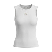 Calvin Klein Jeans weißes, ärmelloses, geripptes Tanktop mit Rundhalsausschnitt für Damen top mit rotem und schwarzem Logo-Patch auf der Brust