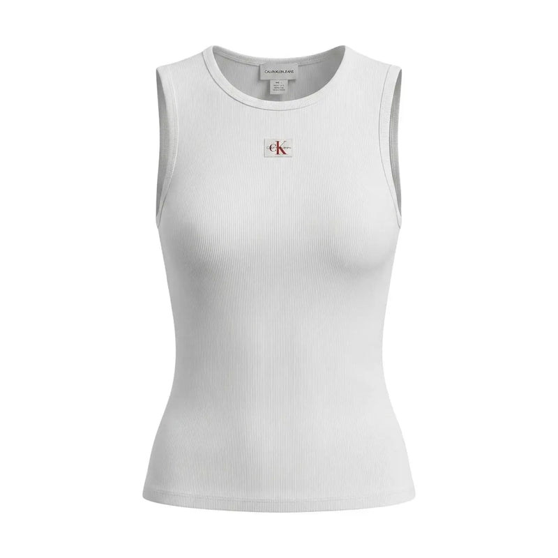 Calvin Klein Jeans weißes, ärmelloses, geripptes Tanktop mit Rundhalsausschnitt für Damen top mit rotem und schwarzem Logo-Patch auf der Brust