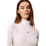 Weißer, gerippter Rollkragenpullover aus Baumwollstrick top mit kleinen Stickereien Calvin Klein Jeans Logo auf der Brust für Frauen