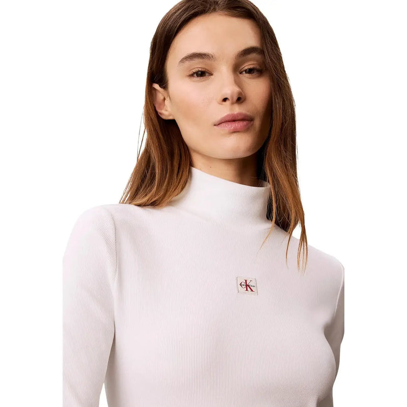 Weißer, gerippter Rollkragenpullover aus Baumwollstrick top mit kleinen Stickereien Calvin Klein Jeans Logo auf der Brust für Frauen