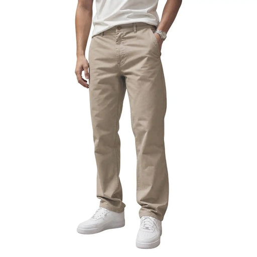 Calvin Klein Beigefarbene Herren-Baumwollhose aus khakifarbenem Chino-Stoff mit klassischem geradem Bein und dezenten Ziernähten.