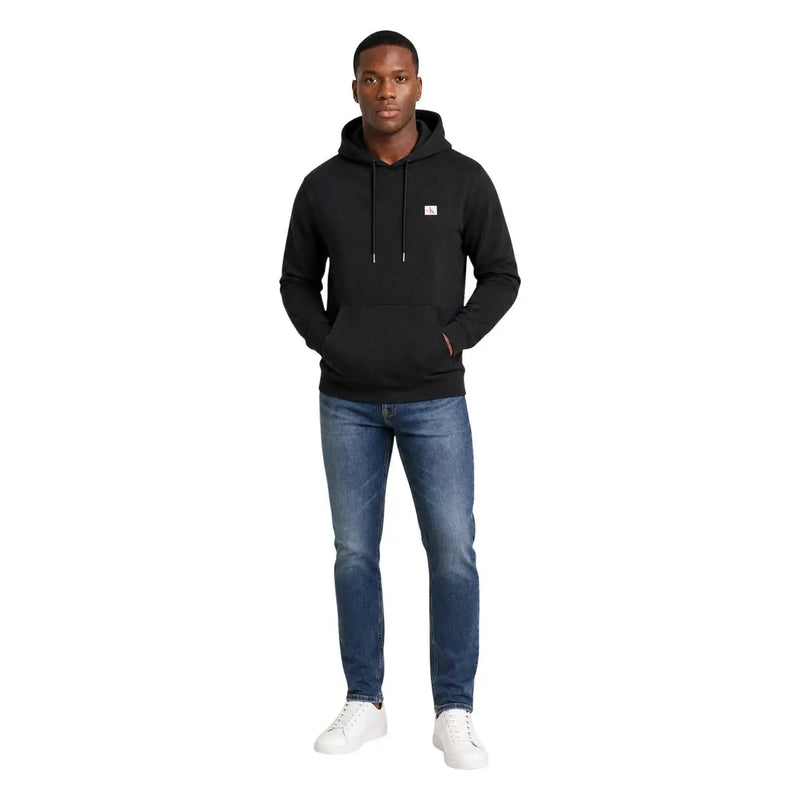 Schwarzer Baumwoll-Hoodie von Calvin Klein für Herren mit kleinem weißen Logo auf der Brust und passenden Kordelzügen für den Freizeitbereich.
