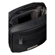 Calvin Klein Schwarze, schlichte Reportertasche aus Nylon für Herren mit elegantem, minimalistischem Design und silberfarbenen Metallelementen.