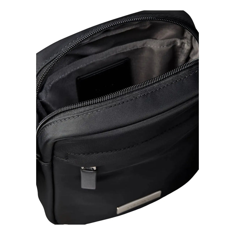 Calvin Klein Schwarze, schlichte Reportertasche aus Nylon für Herren mit elegantem, minimalistischem Design und silberfarbenen Metallelementen.