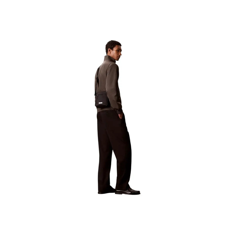 Calvin Klein Schwarze Herren-Umhängetasche aus Leder mit minimalistischem Design und dezentem Markenlogo auf der Vorderseite