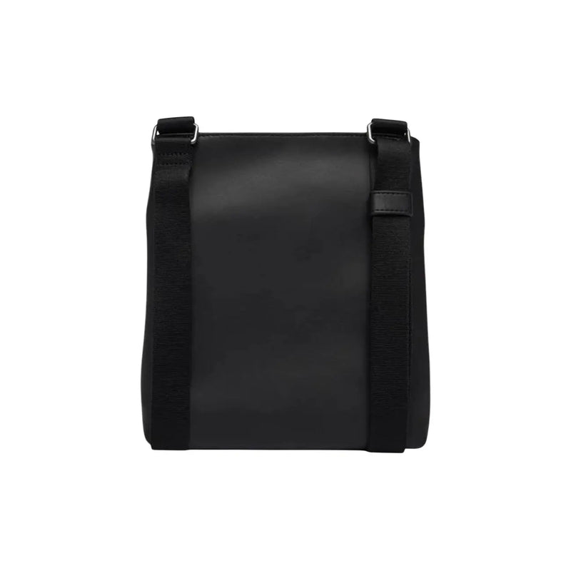 Calvin Klein Schwarze Herren-Schultertasche aus Polyurethan mit elegantem, minimalistischem Design und robusten Riemen, 19 x 21 x 4 Zentimeter.