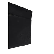 Schwarze Ledergeldbörse mit geprägtem Logo, passend zur schwarzen Calvin Klein Herren-Schultertasche aus Polyurethan (19 x 21 x 4 cm).