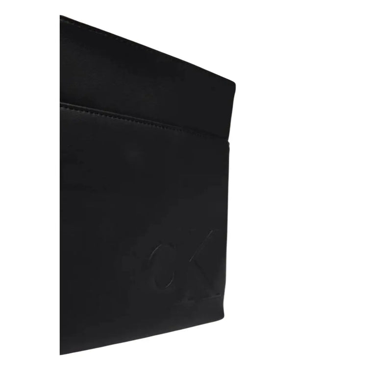 Schwarze Ledergeldbörse mit geprägtem Logo, passend zur schwarzen Calvin Klein Herren-Schultertasche aus Polyurethan (19 x 21 x 4 cm).