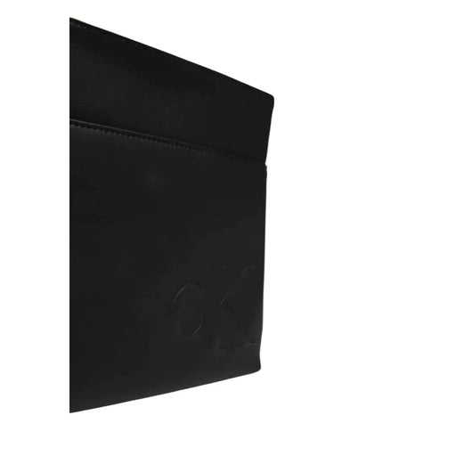 Schwarze Ledergeldbörse mit geprägtem Logo, passend zur schwarzen Calvin Klein Herren-Schultertasche aus Polyurethan (19 x 21 x 4 cm).