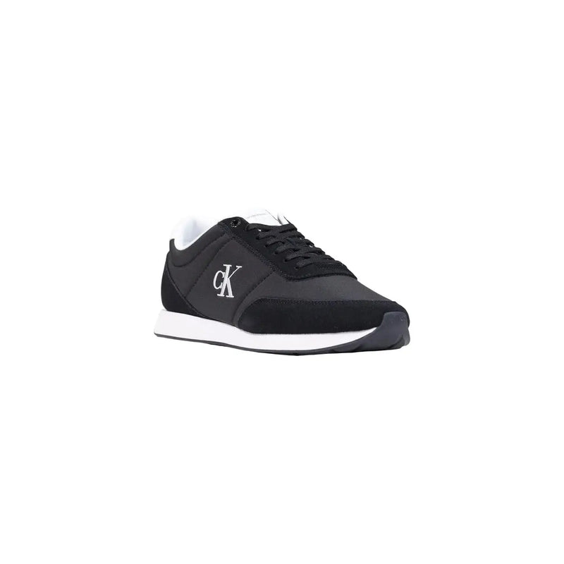 Calvin Klein Schwarze Herren-Sneaker aus Textil mit weißem Logo und weißer Sohle, hier von der Rückseite des Schuhs gezeigt.