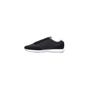 Schwarze Calvin Klein Herren-Sneaker aus Textil mit weißer Gummisohle und schwarzen Schnürsenkeln, von der Rückseite gesehen