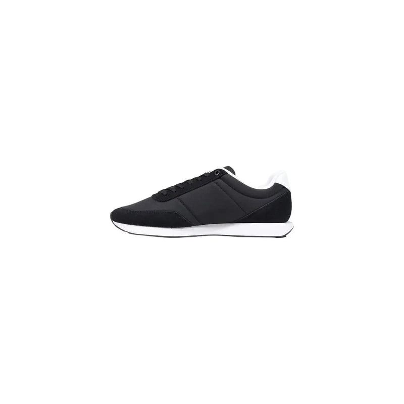 Schwarze Calvin Klein Herren-Sneaker aus Textil mit weißer Gummisohle und schwarzen Schnürsenkeln, von der Rückseite gesehen
