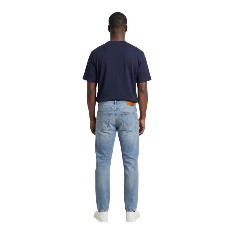 Hellblaue Jeans mit klassischem Fünf-Taschen-Design und braunem Lederpatch am hinteren Bund für lässige Anlässe