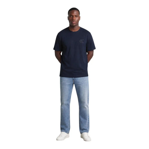 Marineblau Calvin Klein Herren-T-Shirt aus Baumwolle mit Rundhalsausschnitt und dezentem, gesticktem Logo auf der linken Brust.