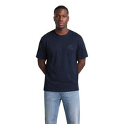 Marineblaues Calvin Klein Herren-T-Shirt aus Baumwolle mit Rundhalsausschnitt und dezentem, gesticktem Logo auf der linken Brust.