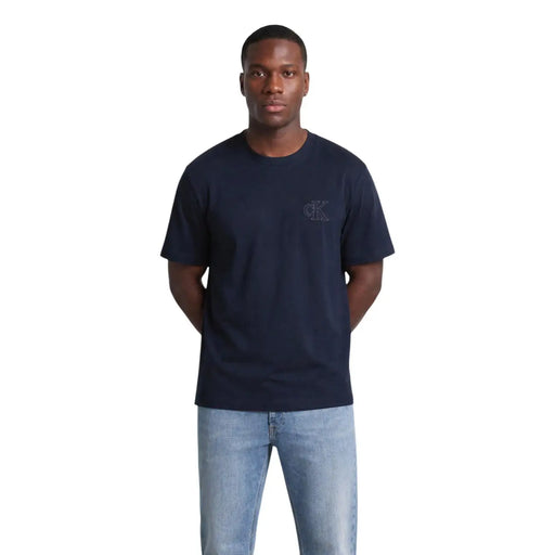 Marineblaues Calvin Klein Herren-T-Shirt aus Baumwolle mit Rundhalsausschnitt und dezentem, gesticktem Logo auf der linken Brust.