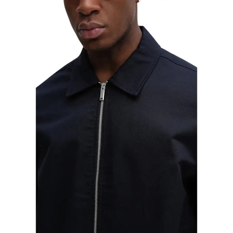 Calvin Klein Herrenblazer aus blauer Baumwolle mit Reißverschluss, klassischer Passform, strukturiertem Kragen und silberfarbenem Reißverschluss vorne.