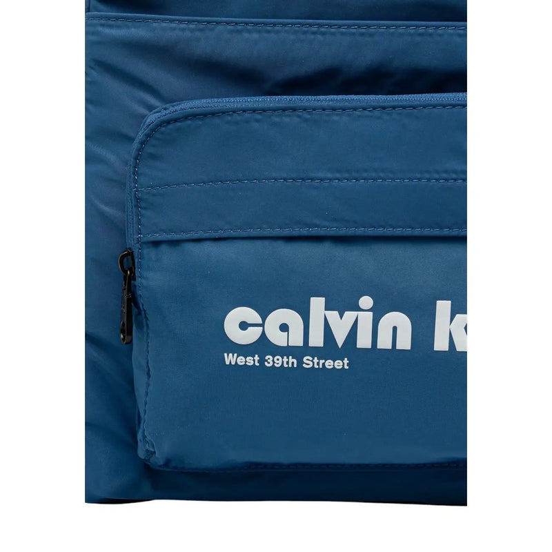 Blauer Calvin Klein Herrenrucksack mit Vordertaschen und weißem Calvin Klein und West 39th Street Logo, 32 x 46 x 13 cm