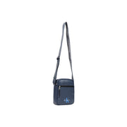 Dunkelblau Calvin Klein Herren-Umhängetasche mit auffälligem Logo-Webband und passendem Riemen, hellblaues Logo, B 18 cm