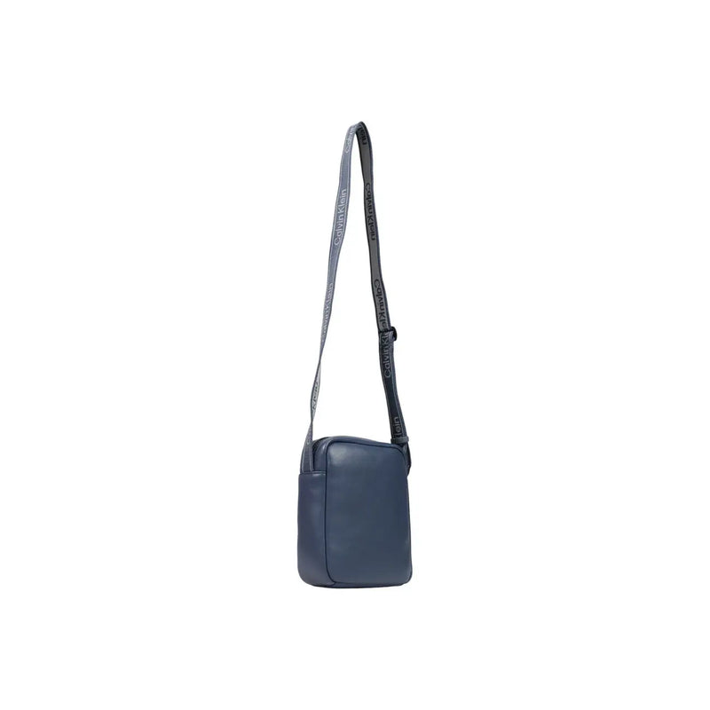 Marineblaues Leder Calvin Klein Herren-Umhängetasche mit auffälligem Logo, grau-schwarzem Markenriemen, 18 cm breit