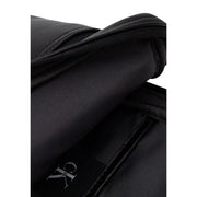Schwarze Calvin Klein Herren-Umhängetasche mit markantem Logo, elegantem, minimalistischem Design und dezenten Ziernähten.