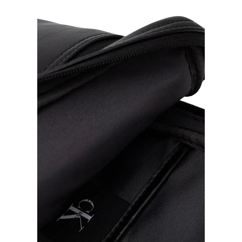 Schwarze Calvin Klein Herren-Umhängetasche mit markantem Logo, elegantem, minimalistischem Design und dezenten Ziernähten.