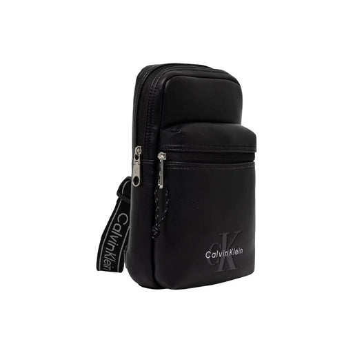 Calvin Klein Herren-Umhängetasche mit auffälligem Logo, schwarzem Webband, elegantem, minimalistischem Design und silberfarbenen Reißverschlüssen