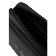 Calvin Klein Herren-Pouch aus schwarzem Polyurethan mit elegantem Reißverschluss und dezentem, geprägtem Logo, Vorderansicht