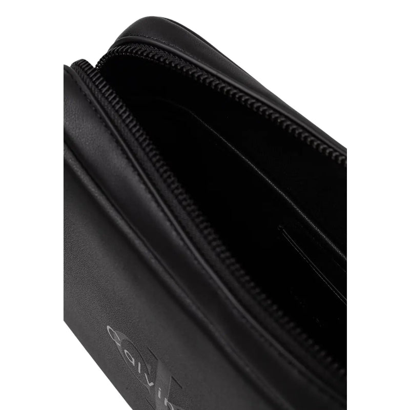 Calvin Klein Herren-Pouch aus schwarzem Polyurethan mit elegantem Reißverschluss und dezentem, geprägtem Logo, Vorderansicht