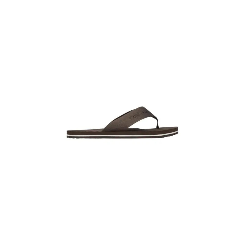 Calvin Klein Braune Herren-Slipper aus Polyester mit dunkelbraunem Flip-Flop-Design, dezentem Logo und weißem Sohlenstreifen.