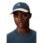 Zweifarbige Baseballkappe in Blau und Creme mit weißer CK-Logo-Stickerei aus 100 % Baumwolle von Calvin Klein