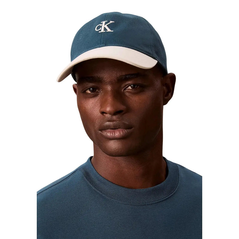 Zweifarbige Baseballkappe in Blau und Creme mit weißer CK-Logo-Stickerei aus 100 % Baumwolle von Calvin Klein