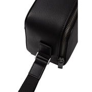 Calvin Klein Schwarze Herren-Umhängetasche aus strukturiertem Leder mit Emblem, elegantem Reißverschluss und verstellbarem Riemen