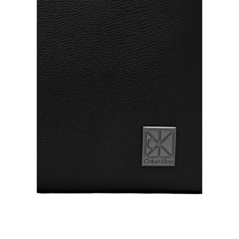 Schwarze Geldbörse aus strukturiertem Leder mit silbernen Details Calvin Klein Logo-Plakette abgebildet mit Calvin Klein Herren-Rucksack mit Emblemklappe, schwarz, Polyurethan, Größe W29