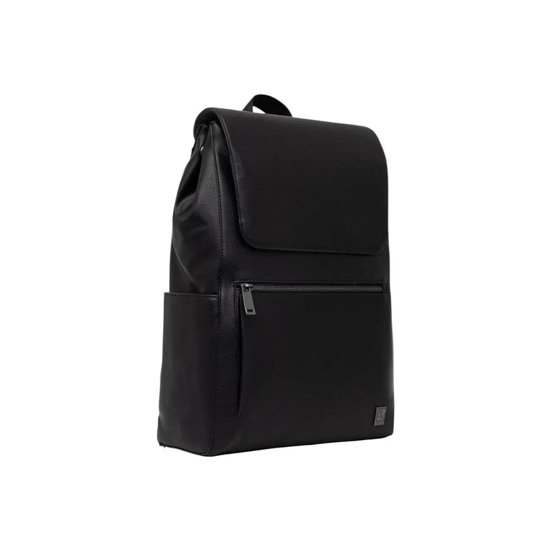 Calvin Klein Herren-Rucksack aus schwarzem Leder mit Emblemklappe, elegantem, minimalistischem Design und dezenter Polyurethan-Textur.