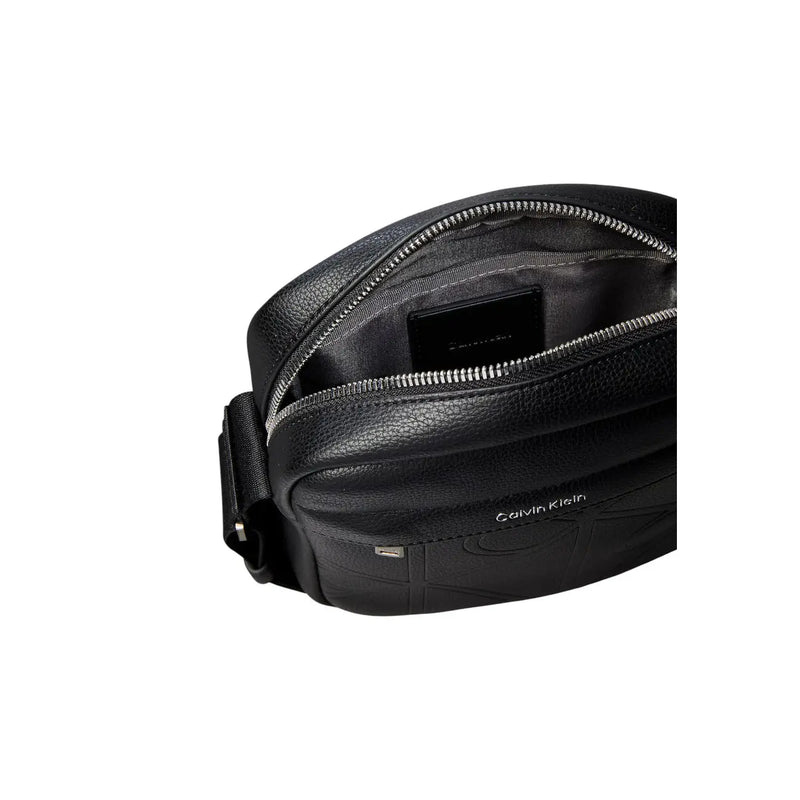 Schwarze Calvin Klein Leder-Umhängetasche mit strukturierter Oberfläche und silbernem Reißverschluss für Herren, Emblem Reportertasche, Größe B 16 x H 20 cm
