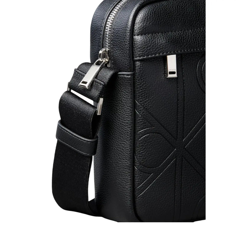 Calvin Klein Herren-Reportertasche mit Emblem aus schwarzem Leder mit geprägtem geometrischem Muster und silberfarbenen Beschlägen