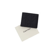 Schwarze Calvin Klein Herren-Ledergeldbörse mit Reißverschluss und geprägtem Logomuster, Maße: B 7 x H 9 cm