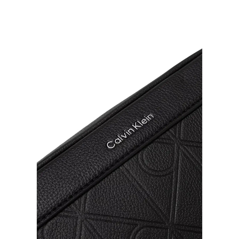 Schwarzes, strukturiertes Leder Calvin Klein Herren-Umhängetasche mit geprägtem Logomuster, Maße: B 16 x H 22 cm