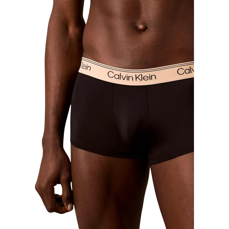 Schwarz Calvin Klein Herren-Trunk-Slips aus Baumwolle mit niedrigem Bund, beigem Bund und schwarzem Logo-Schriftzug, 3er-Pack