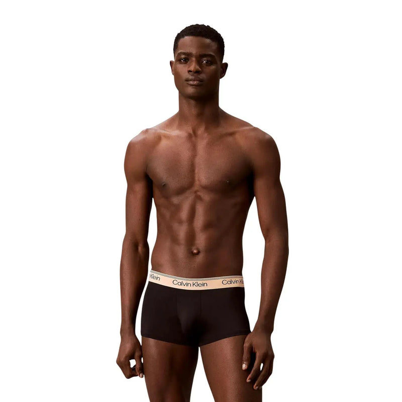 Calvin Klein Schwarze Herren-Boxershorts aus Baumwolle mit niedrigem Bund und beigem Bund mit Markenlogo