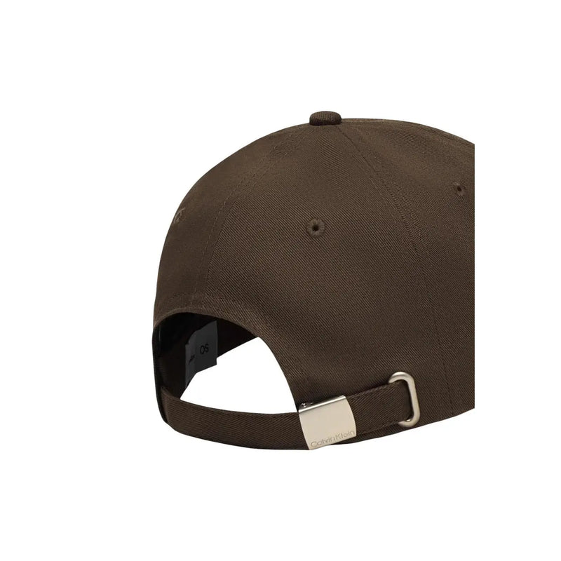 Calvin Klein Herren-Baseballkappe mit Monogramm, braun, aus Baumwolle, mit silberner Metallschnalle und verstellbarem Riemen, Ansicht von hinten.