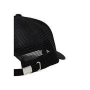 Schwarze Truckerkappe aus Mesh mit silbernen Calvin Klein Markenschnalle und verstellbarer Riemenrücken aus Baumwollmaterial