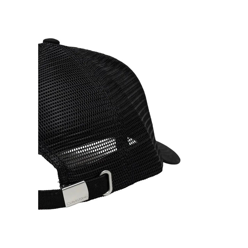 Schwarze Truckerkappe aus Mesh mit silbernen Calvin Klein Markenschnalle und verstellbarer Riemenrücken aus Baumwollmaterial