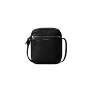 Calvin Klein Schwarze, perforierte Herren-Umhängetasche aus strukturiertem Leder mit silbernem Reißverschluss, Größe B 6 H 21 L 6